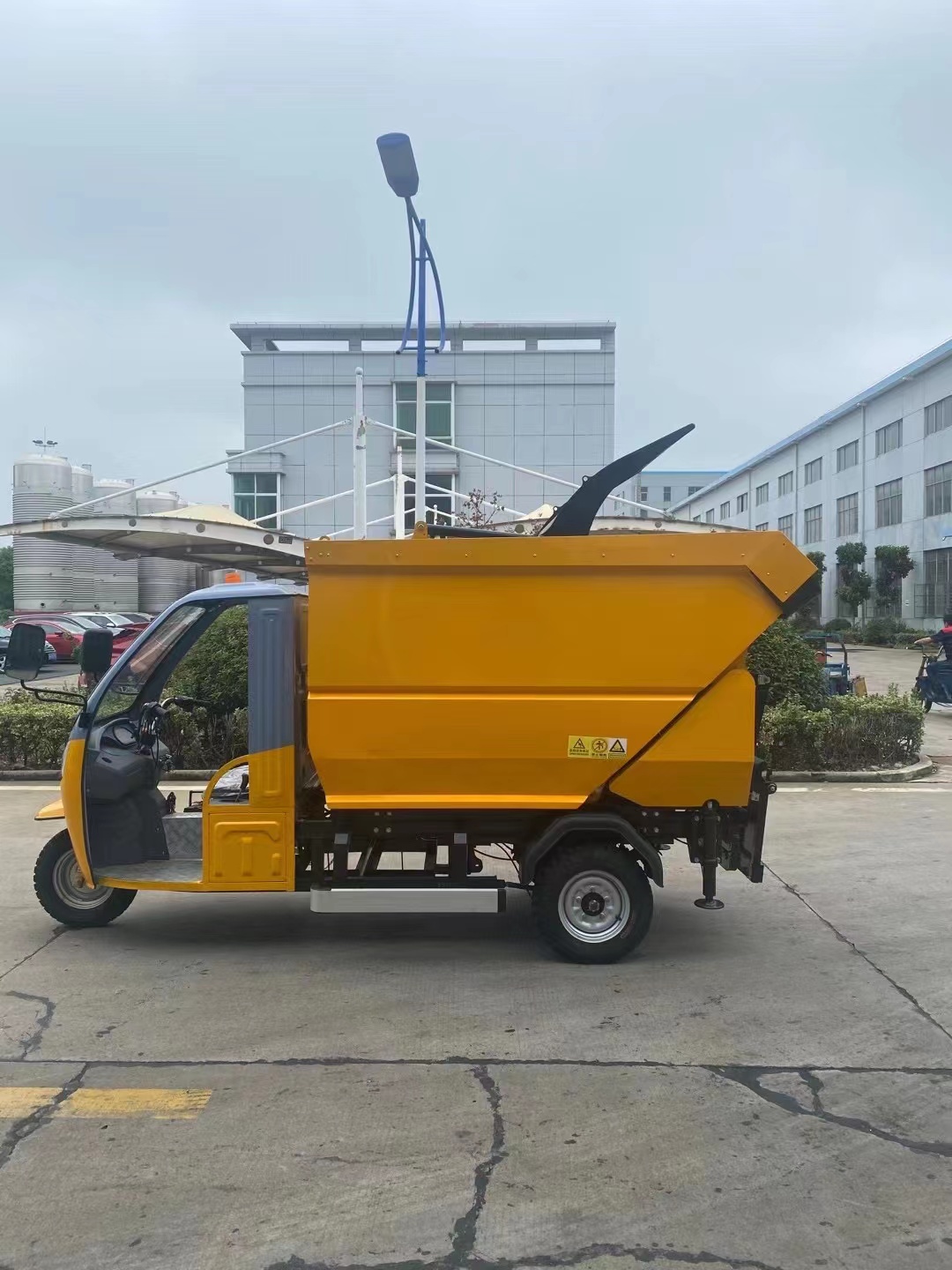 電動三輪后上桶清運車